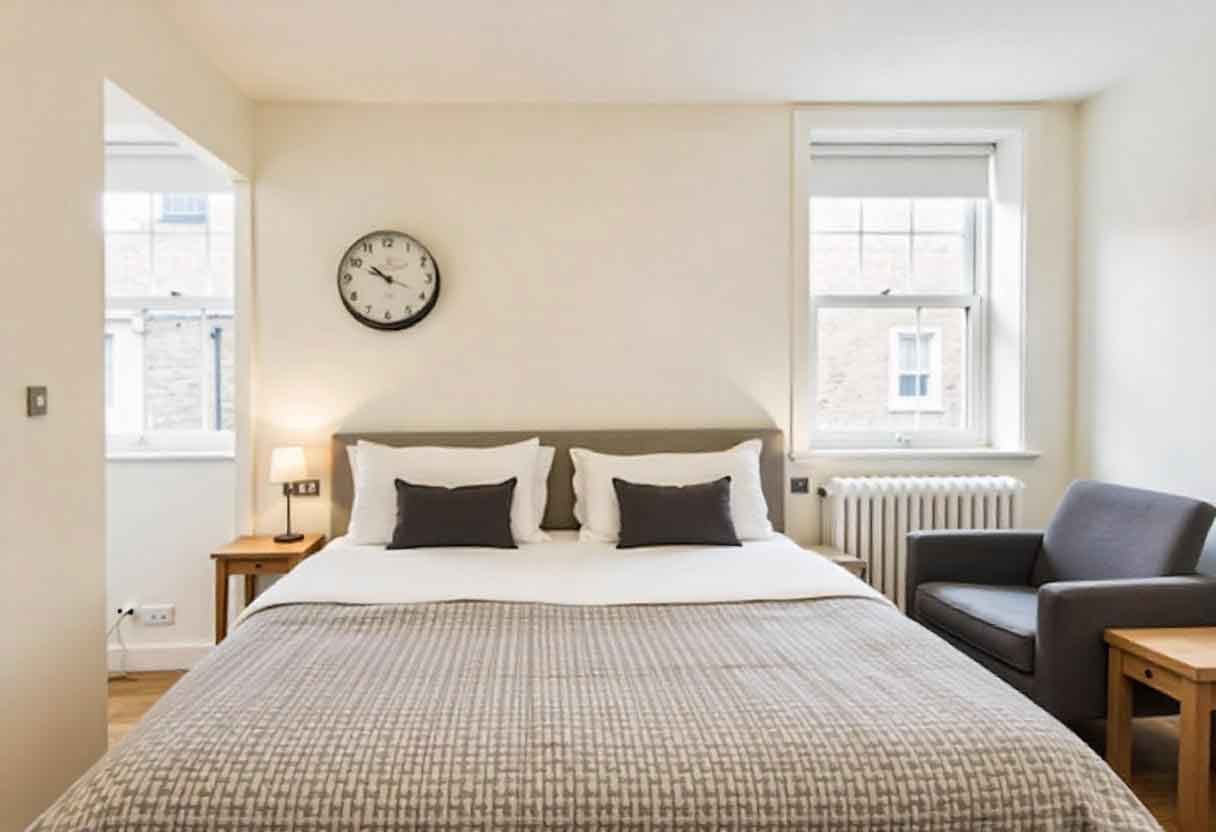 Μοντέρνο και φωτεινό υπνοδωμάτιο σε Airbnb κατάλυμα στην Αθήνα, διαχειριζόμενο από το AirbnbCare.gr.